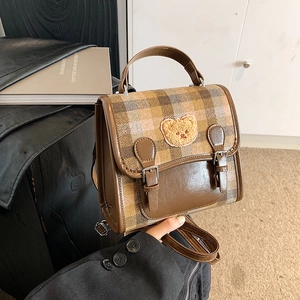 Borsa a tracolla marrone vintage a quadri con toppa a orsetto e manico superiore