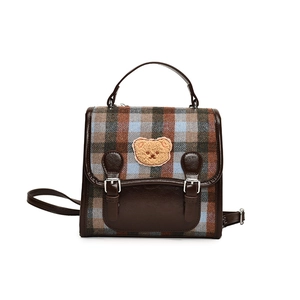 Borsa vintage a scacchi con finiture in pelle marrone e ricamo di orsetto di peluche