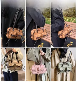 Quatre sacs à bandoulière vintage avec poches à nœuds en marron, blanc, rose et vert