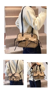 Détail du sac à bandoulière vintage en toile beige avec anses en cuir marron et nœuds