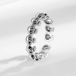 Vintage Punk Totenkopf Ring Silber im Gothic Stil mit oxidiertem Finish und offenem Design