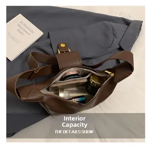 Dettaglio dell'interno spazioso di una borsa in pelle marrone scuro con grande capacità
