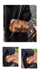 Détail du sac à bandoulière caramel avec poches doubles et nœud en cuir élégant
