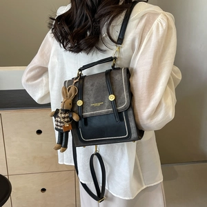 Vintage-Rucksack in Kontrastfarben mit Plüschhasen-Anhänger und Goldschnalle