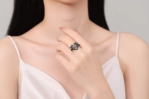 Detailed view of gothic black thorn heart ring featuring a central sparkling zircon