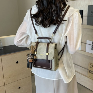 Retro-Mini-Rucksack aus zweifarbigem Canvas mit Lederbesatz und Hasen-Anhänger am Modell