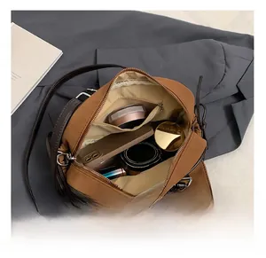 Intérieur spacieux du sac bandoulière marron montrant sa grande capacité de rangement