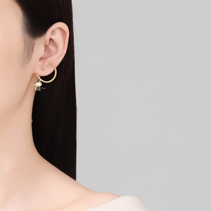 Élégantes boucles d'oreilles créoles abeille dorées avec détails en émail noir