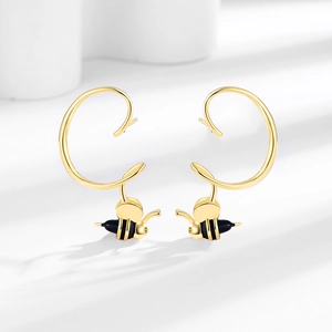 Élégantes boucles d'oreilles abeilles dorées avec anneau fin et ailes rayées noir et or