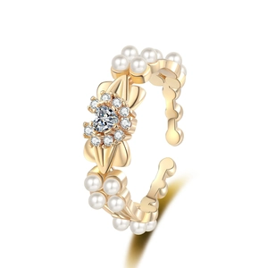 Bague ouverte dorée élégante avec perles blanches et zircon en forme de cœur et nœud