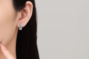 Gros plan de boucles d'oreilles anneaux géométriques en argent avec zircons blancs