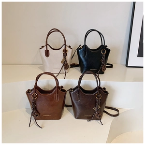 Cuatro colores de bolsos tipo cubo de cuero PU brillante con bordes ondulados y asas