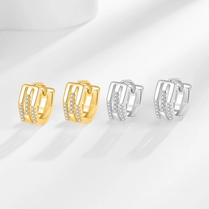 Boucles d'oreilles huggies géométriques avec lignes parallèles et oxydes de zirconium