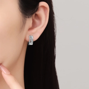 Boucles d'oreilles géométriques élégantes avec zircons et lignes creuses à trois rangs