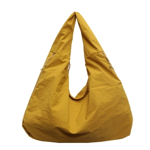 Borsa a sbuffo giallo senape in tessuto di nylon leggero con tracolla regolabile e stile
