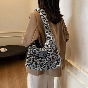 Faux fur leopard print tote bag with minimalist shoulder strap for winter fashion