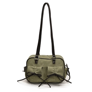 Sac Boston rétro vert herbe mat avec lanières brunes et détails de nœuds élégants