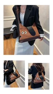 Dettaglio della borsa tote cartoon con orecchie di animali in pelle scamosciata e PU