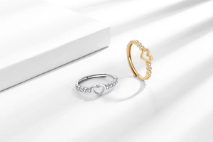 Détail de bagues cœur minimalistes avec pavé de zircons et anneau ajustable pratique