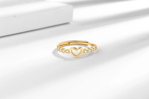 Vue détaillée d'une bague cœur en or 18K avec zircons sur un support blanc pur