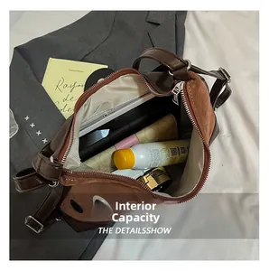 Vista interna della grande borsa tote marrone che mostra la spaziosa capienza interna