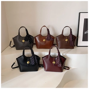 Cinq sacs à main minimalistes en cuir de couleurs variées avec foulards en soie et fermoirs dorés