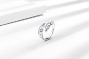 Dettaglio dell'anello in foglia d'argento con texture a piuma e fascia regolabile