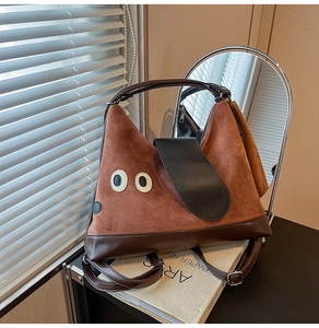 Dettaglio della borsa tote cane cartone animato in camoscio e pelle con tracolla