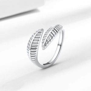 Anello aperto regolabile in argento con foglie testurizzate e design minimalista