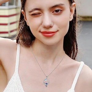 Collier sirène élégant avec pendentif rond évidé et perle bleue sur chaîne argentée fine