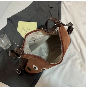 Dettaglio della borsa tote mostro con tasca interna e fodera in tessuto twill raffinato