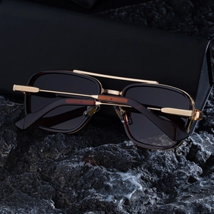 Lunettes de soleil aviateur carrées rétro avec monture dorée et verres noirs pour homme