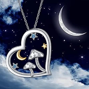 Collier avec pendentif cœur, étoile, lune et champignon au style de forêt fantastique