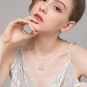 Élégant collier avec pendentif cœur et émail floral sur une fine chaîne argentée
