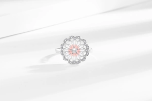 Vista dettagliata dell'anello a margherita girevole con perla e petali in zircone