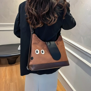 Borsa tote invernale in pelle scamosciata marrone con patta in pelle e design giocoso