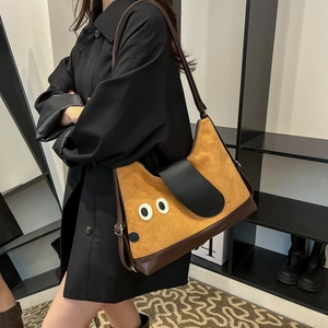 Borsa tote cane in camoscio giallo zenzero con cinturini in pelle marrone e fibbia