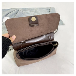 Détail de l'intérieur du sac avec doublure en tissu, poche zippée et fermeture magnétique