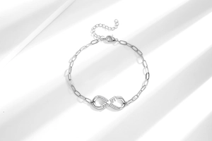 Vue détaillée du bracelet infini MOM argenté avec petit cœur et fermoir mousqueton