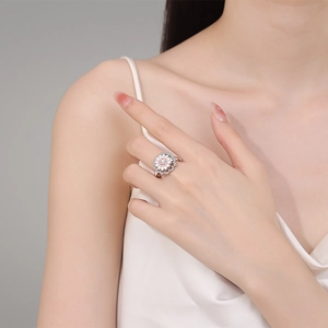 Anello girevole a margherita minimalista con smalto rosa indossato da modella