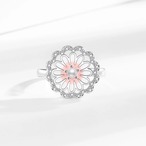 Anello margherita rotante con petali in smalto rosa e perla centrale in argento