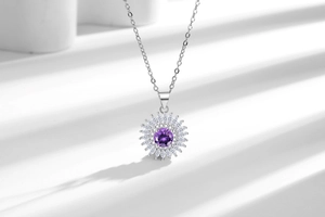 Gros plan du pendentif tournesol avec zircon violet et pétales étincelants de luxe
