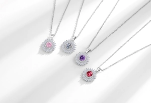 Détails de quatre colliers tournesols avec pierres de zircon rose, blanc, violet et rouge