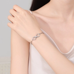 Bracelet MOM infini en argent avec zircons étincelants pour femme sur le poignet