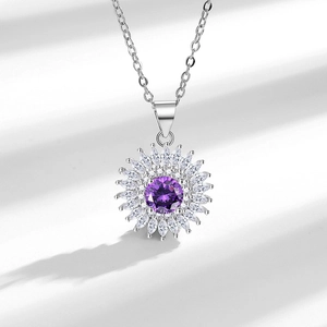 Pendentif tournesol en argent avec zircon violet et cristaux clairs en forme de pétale