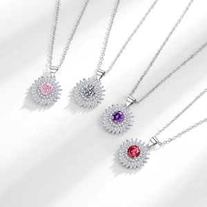 Colliers pendentifs tournesol étincelants avec zircons en quatre couleurs élégantes