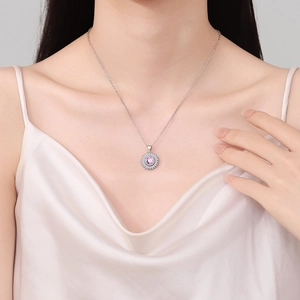 Collier pendentif tournesol en argent S925 avec pierre rose et zircon sur modèle femme