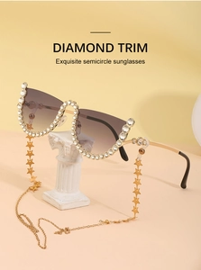 Vue détaillée de lunettes de soleil sans monture avec strass et chaîne d'étoiles dorées