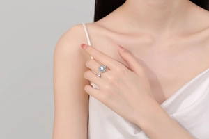 Gros plan d'une bague fleur ajustable en argent avec cristaux brillants sur la main