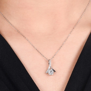 Collier à pendentif nœud de ruban élégant avec pierre de zircon sur chaîne argent